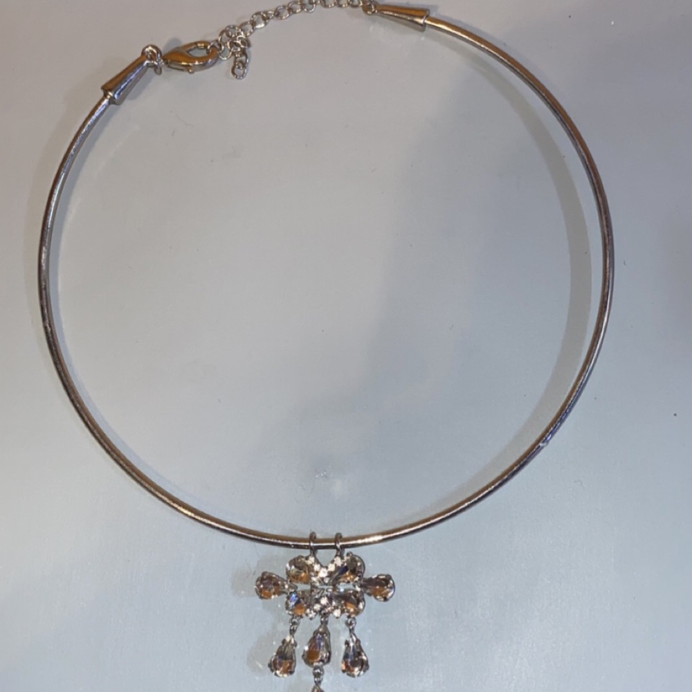 Silver necklace choker with earring set.